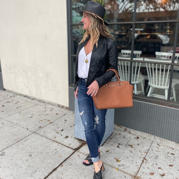 Meet your Posher, Stephany - Picture 2 of 2